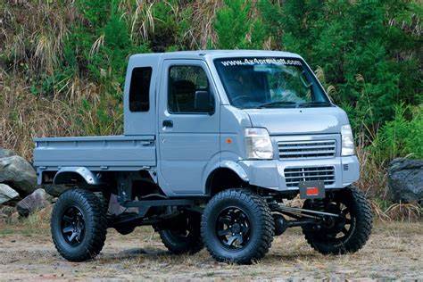 Camión Kei japonés levantado azul. Muestra qué tan bien un kit puede elevar la altura total.