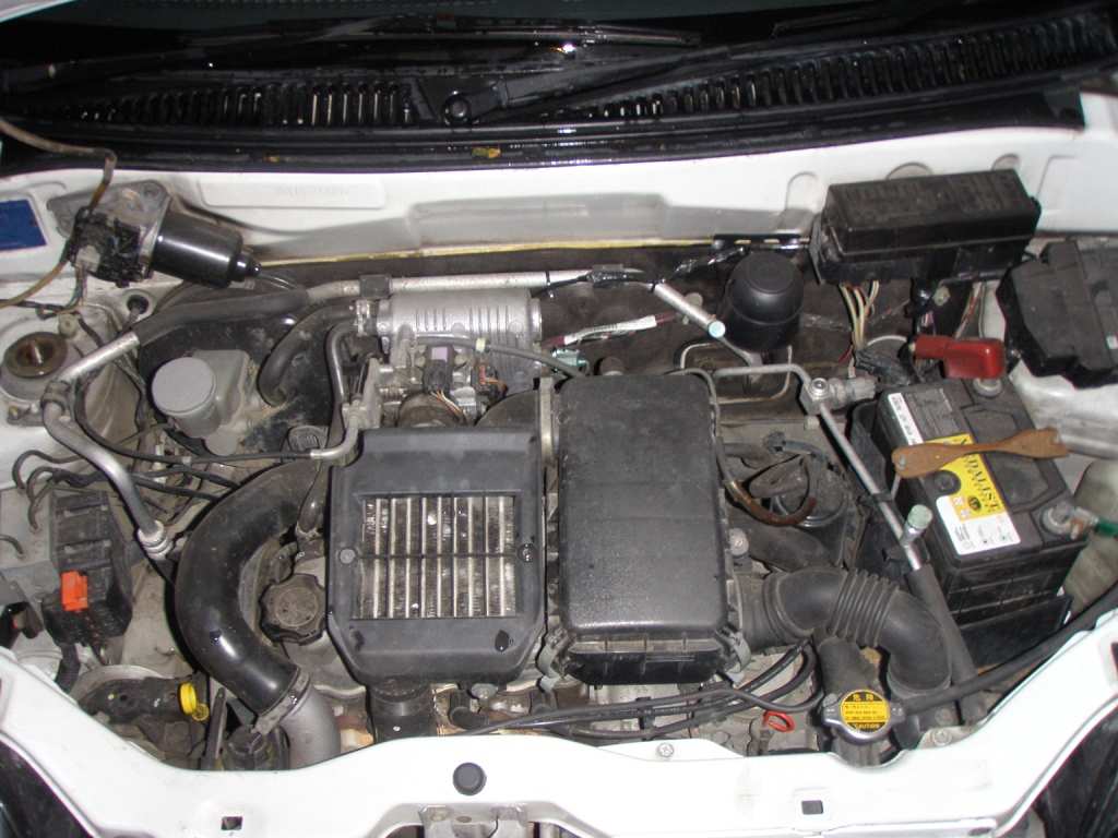 Motor Suzuki mostrado en un motor ubicado en la parte delantera.