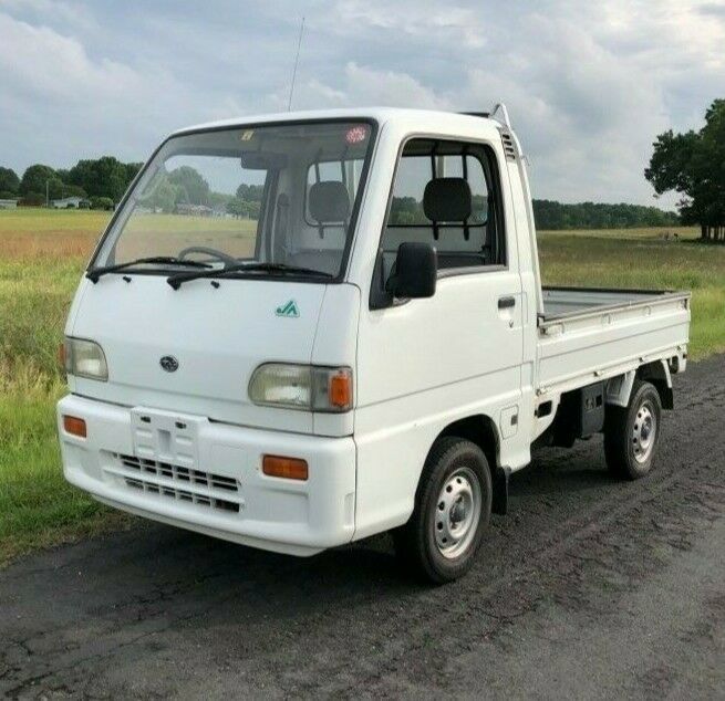 这辆日本农用卡车有很多用途，可以成为任何农民的帮手。 显示的白色日本农用卡车。