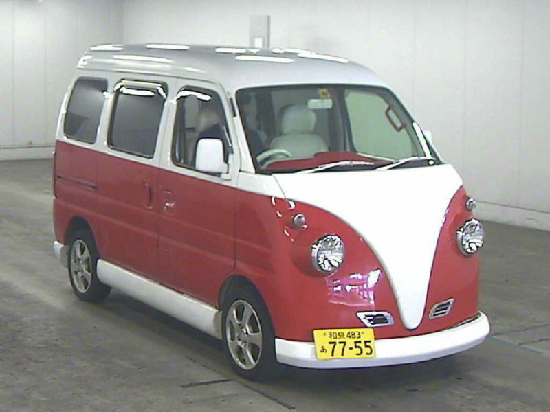 Mini Vans japonesas usadas como esta vermelha e branca são ótimas para uso na cidade.
